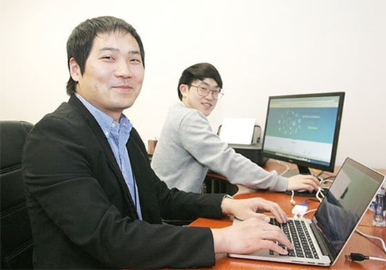 실리콘밸리 코트라(KOTRA)내 글로벌혁신센터에서 웹사이트 공식 런칭을 위해 개발에 열중하고 있는 드림스퀘어 한신환(왼쪽)대표와 전정호 마케팅 플래너./사진제공=드림스퀘어