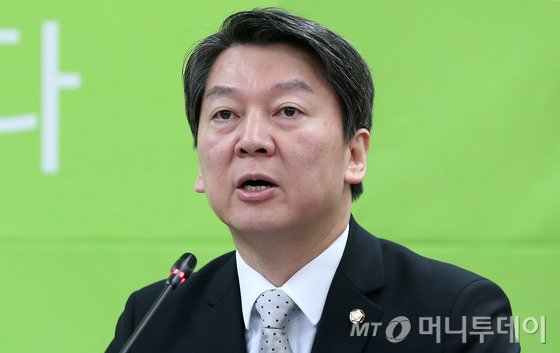 국민의당 안철수 인재영입위원장이 20일 오전 서울 마포구 당사 대회의실에서 열린 기획조정회의에서 모두발언을 하고 있다. 2016.1.20/뉴스1 <저작권자 © 뉴스1코리아, 무단전재 및 재배포 금지>