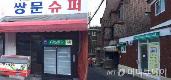 도봉구 쌍문동 정의여고 인근 주택가 골목길(왼쪽), 숭미초등학교 인근 작은 규모의 아파트 단지 모습(오른쪽)/사진=배규민