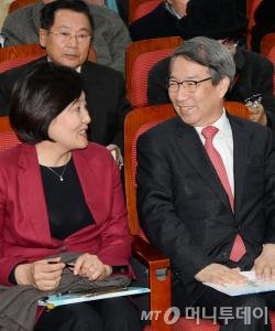 정운찬 전 국무총리와 박영선 더불어민주당 의원. 2016.1.7/뉴스1 <저작권자 © 뉴스1코리아, 무단전재 및 재배포 금지>