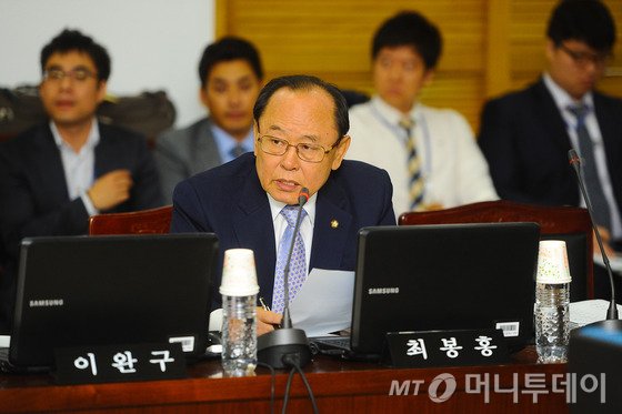 1일 오전 부산 연제구 지방고용노동청에서 열린 국회 환경노동위원회 국정감사에서 최봉홍 의원이 질의하고 있다.2015.10.1/뉴스1 <저작권자 © 뉴스1코리아, 무단전재 및 재배포 금지>