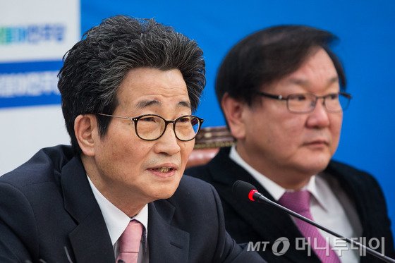 이목희 더불어민주당 정책위의장이 19일 서울 여의도 국회에서 열린 원내대책회의에서 모두발언을 하고 있다. 2016.1.19/뉴스1 <저작권자 © 뉴스1코리아, 무단전재 및 재배포 금지>