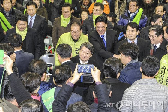 안철수 국민의당 인재영입위원장이 21일 전남 보성군 다향체육관에서 열린 국민의당(가칭) 전남도당 창당대회에 참석하고 있다. 2016.1.21/뉴스1 <저작권자 ⓒ 뉴스1코리아, 무단전재 및 재배포 금지>