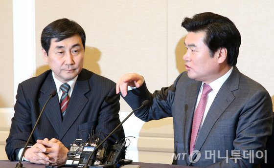새누리당 원유철 원내대표(오른쪽)와 더불어민주당 이종걸 원내대표. 2016.1.11/뉴스1 <저작권자 © 뉴스1코리아, 무단전재 및 재배포 금지>