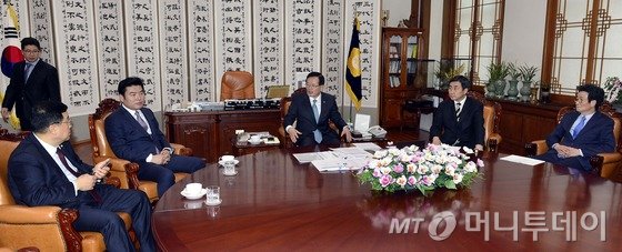 21일 오후 서울 여의도 국회의장실에서 정의화 국회의장 주재로 열린 회동에서 새누리당 원유철 원내대표와 김정훈 정책위의장, 더불어민주당 이종걸 원내대표와 이목희 정책위의장이 쟁점법안과 선거구 획정에 대한 재논의를 하고 있다.왼쪽부터 새누리당 김정훈 정책위의장, 원유철 원내대표, 정의화 국회의장, 더불어민주당 이종걸 원내대표, 이목희 정책위의장. 2016.1.21/사진=뉴스1