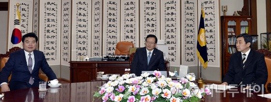 정의화 국회의장과 여야 원내대표가 21일 오후 국회의장실에서 열린 쟁점법안과 선거구 획정에 대한 재논의 '2+2 회동'에서 굳은 표정을 보이고 있다.(왼쪽부터) 새누리당 원유철 원내대표, 정 의장, 더불어민주당 이종걸 원내대표. 2016.1.21/뉴스1 <저작권자 © 뉴스1코리아, 무단전재 및 재배포 금지>