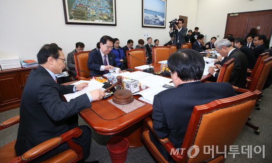 29일 오전 서울 여의도 국회 산업위 소회의실에서 열린 법안심사소위원회에서 홍영표 소위원장이 의사봉을 두드리고 있다. 2015.12.29/뉴스1 <저작권자 © 뉴스1코리아, 무단전재 및 재배포 금지>