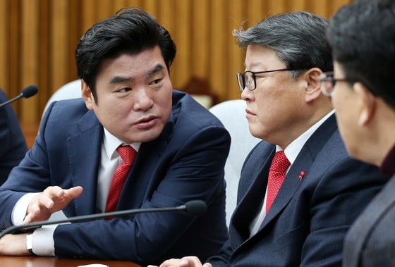 22일 서울 여의도 국회에서 열린 새누리당 원내대책회의에서 (왼쪽부터)원유철 원내대표, 조원진 원내수석부대표, 권성동 전략기획본부장이 굳은 얼굴로 대화를 나누고 있다./사진=뉴스1