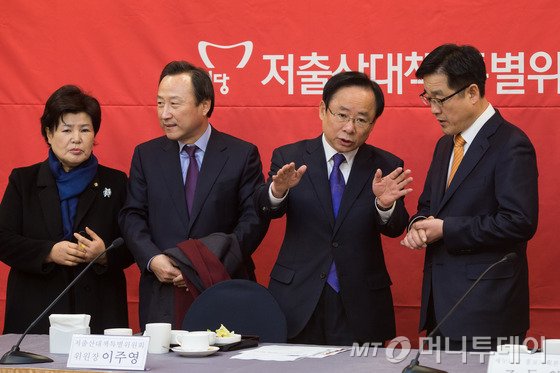 이주영 새누리당 저출산대책특별위원회 위원장(오른쪽 두번째)이 15일 서울 여의도 국회 귀빈식당에서 열린 저출산대책특위 회의에서 이동욱 보건복지부 인구정책실장과 대화하고 있다. 2016.1.15/뉴스1