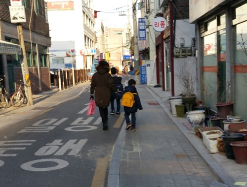 22일 오전 서울 구로구 개봉동 인근에서 한 학부모가 아이들을 유치원에 데려다 주고 있다. /사진=이진호 기자