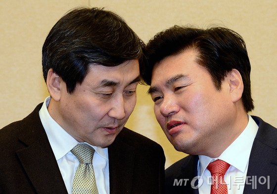 새누리당 원유철 원내대표와 더불어민주당 이종걸 원내대표가 23일 오후 서울 여의도 국회 귀빈식당에서 쟁점법안과 선거구획정 문제를 논의하기 위해 만나 귀엣말을 나누고 있다. 2016.1.23/뉴스1 <저작권자 © 뉴스1코리아, 무단전재 및 재배포 금지>