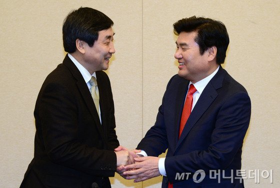 새누리당 원유철 원내대표와 더불어민주당 이종걸 원내대표가 23일 오후 서울 여의도 국회 귀빈식당에서 쟁점법안과 선거구획정 문제를 논의하기 위해 만나 악수를 나누고 있다. 2016.1.23/뉴스1 <저작권자 © 뉴스1코리아, 무단전재 및 재배포 금지>