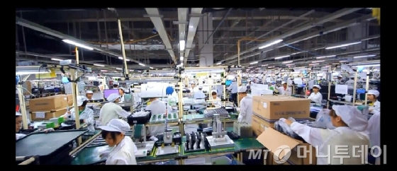 폭스콘 충칭공장 직원들이 L10 라인으로 추정되는 공장 내부에서 분주하게 완제품을 포장하고 있다.