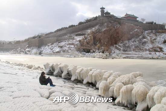 24일(현지시간) 중국 산둥지역의 한파로 해변 바위에 얼음이 끼는 현상이 생겼다./AFPBBNews=뉴스1
