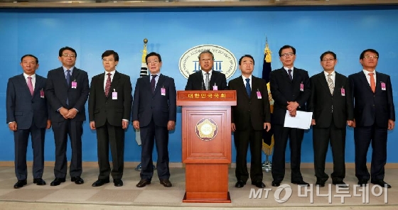 지난 12월 7일 서울 여의도 국회에서 13개 산업 단체가 원샷법의 조속한 제정을 촉구하고 나섰다. 왼쪽부터 남기만 반도체산업협회 부회장, 염동관 플랜트산업협회 부회장, 박영탁 기계산업진흥회 부회장, 서영주 조선해양플랜트협회 부회장,송재빈 철강협회 부회장(건의문 낭독), 윤수영 섬유산업연합회 부회장, 김용근 자동차산업협회 회장, 김현태 석유화학협회 부회장, 남인석 전자정보통신산업진흥회 부회장./사진제공=한국철강협회