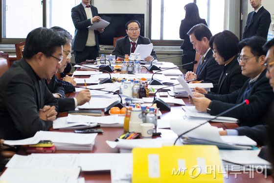 25일 서울 여의도 국회에서 산업통상자원위원회 법률안소위원회가 홍영표 소위원장 주재로 열려 기업활력 제고를 위한 특별법 등을 논의하고 있다. 2016.1.25/뉴스1 <저작권자 © 뉴스1코리아, 무단전재 및 재배포 금지>