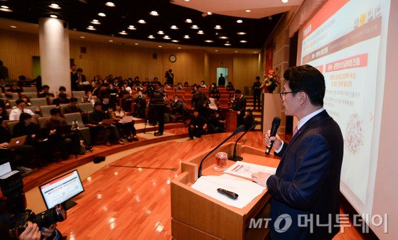 이형희 SK텔레콤 MNO총괄이 2일 서울 을지로 SKT타워에서 열린 CJ헬로비전 인수합병 관련 설명회에서 CJ헬로비전 인수 및 SK브로드밴드와의 합병을 통한 기대 효과 및 미래 청사진에 대해 발표하고 있다. 2015.12.2/뉴스1 <저작권자 © 뉴스1코리아, 무단전재 및 재배포 금지>