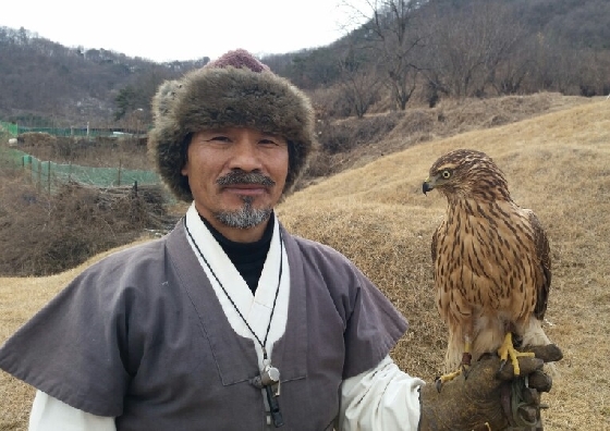 우리나라의 마지막 남은 매사냥꾼, 박용순 응사(57‧鷹師)가 보라매와 함께 환하게 웃고 있다. /사진=김유진 기자 yoojin@