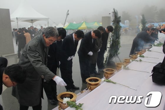 제주 4·3사건 희생자위령제에서 참석자들이 참배하고 있다. /사진=뉴스1