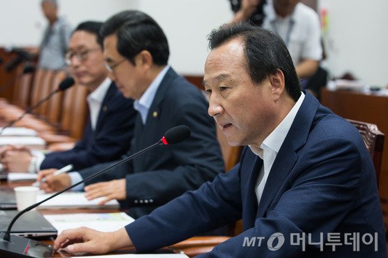 2015년 8월 18일 서울 여의도 국회에서 열린 대법관(이기택) 임명동의에 관한 인사청문특별위원회 1차 전체회의에서 새누리당 간사로 선임된 홍일표 의원이 인사말을 있다.2015.8.18/뉴스1