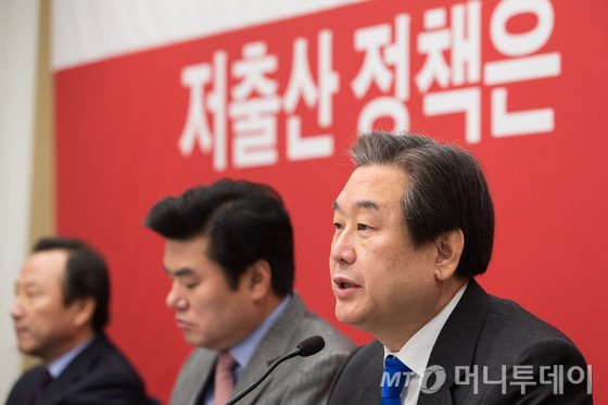 김무성 새누리당 대표가 29일 서울 여의도 국회 귀빈식당에서 열린 새누리당 저출산대책특별위원회 7차회의에서 모두발언을 하고 있다. 사진=뉴스1.