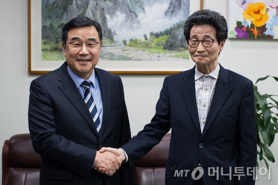 김정훈 새누리당 정책위의장과 이목희 더불어민주당 정책위의장. /사진=뉴스1