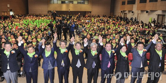21일 오후 광주 서구 치평동 김대중컨벤션센터에서 열린 국민의당(가칭) 광주시당 창당대회에서 안철수 국민의당 인재영입위원장을 비롯한 위원장들이 손을 맞잡고 당원들에게 인사를 하고 있다. 2016.1.21/뉴스1  <저작권자 © 뉴스1코리아, 무단전재 및 재배포 금지>