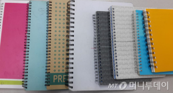 지난달 19일 라이언 앤 폭스가 공개한 '성매매 의심 리스트' 관련 수기장부 8권. /사진제공=라이언 앤 폭스