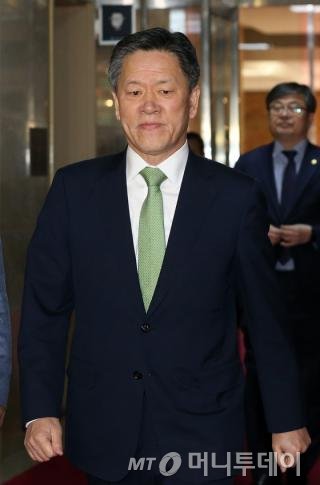 국민의당 주승용 원내대표가 1일 오전 서울 여의도 국회 의장실로 향하고 있다.이날 국민의당 지도부는 정의화 국회의장을 면담하고 쟁점 법안을 비롯한 국회 현안을 제3당으로서 풀어나갈 방안을 논의했다. 2016.2.1/뉴스1 <저작권자 © 뉴스1코리아, 무단전재 및 재배포 금지>