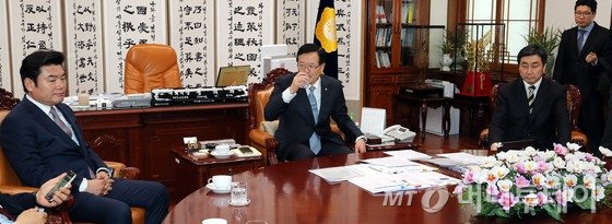 정의화 국회의장과 여야 원내대표가 국회선진화 법등 현안을 논의하기위해 1월21일 오후 국회의장실에서 만나 무거운 표정으로 자리에 앉아 있다. 2016.1.21/뉴스1