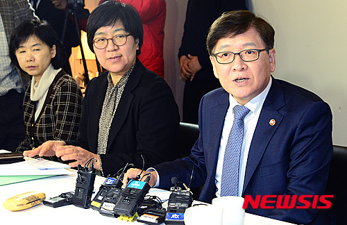 세계보건기구(WHO)가 지카바이러스 확산에 대해 국제보건 비상사태(PHEIC)를 선포한 가운데 2일 오전 서울 중구 한정식 식당에서 질병관리본부 주최로 열린 지카바이러스 상황평가 및 주요 대책 점검 회의에서 정진엽(오른쪽) 보건복지부 장관이 모두발언을 하고 있다/사진=뉴시스