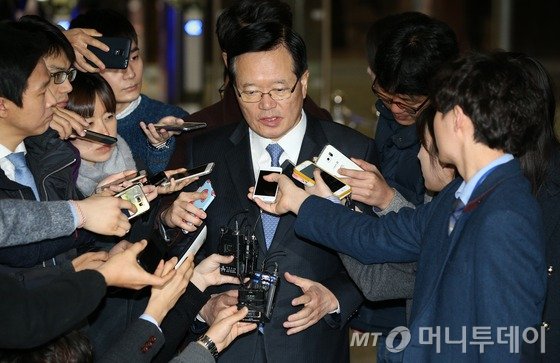 쟁점법안과 선거구획정에 대한 이견으로 여야의 전운이 고조되고 있는 가운데 정의화 국회의장이 3일 오전 서울 여의도 국회로 출근하며 취재진의 질문에 답하고 있다. 2016.2.3/뉴스1