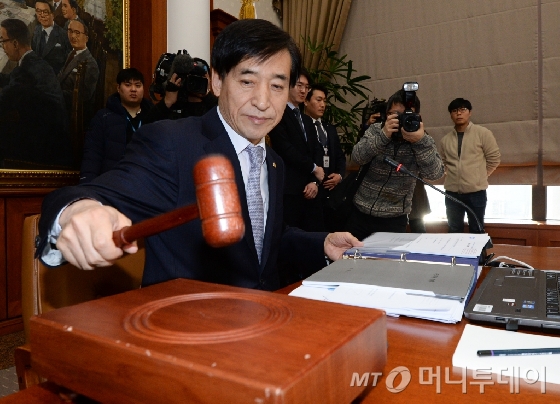 이주열 한국은행 총재가 지난달 14일 서울 중구 한국은행 본점에서 열린 1월 금융통화위원회의에서 의사봉을 두드리고 있다. /사진제공=뉴스1