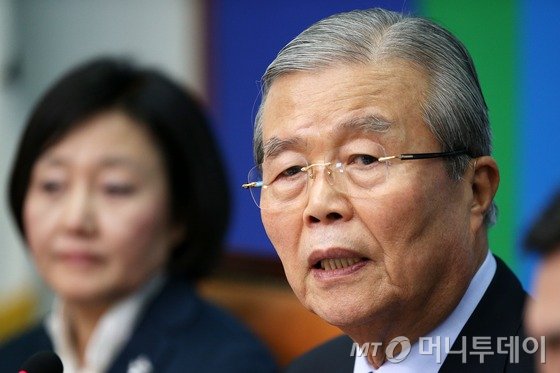 더불어민주당 김종인 비대위원장이 3일 서울 여의도 국회에서 열린 비상대책위원회의에서 모두발언을 하고 있다. 사진=뉴스1.