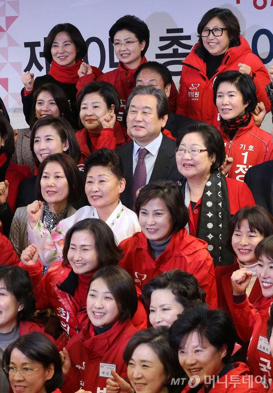 3일 오후 서울 여의도 국회 의원회관에서 열린 새누리당 20대 총선 여성 예비후보자 대회에서 김무성 대표를 비롯한 의원들과 당 소속 여성 예비후보자들이 파이팅을 외치고 있다. 이날 새누리당 중앙여성위원회(위원장 이에리사)는 이번 총선에 도전하는 여성신인에 대해 격려와 함께 새로운 당의 공천룰을 설명했다. 2016.2.3/뉴스1  <저작권자 &copy; 뉴스1코리아, 무단전재 및 재배포 금지>