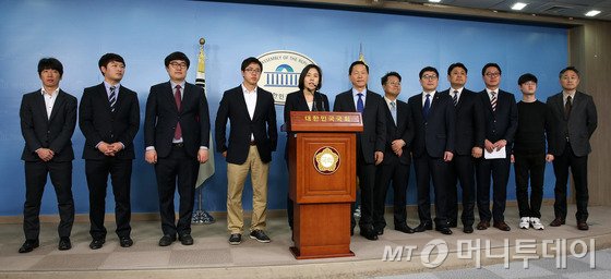 더불어민주당 뉴파티위원회 최유진 소통기획단장이 3일 오후 서울 여의도 국회 정론관에서 뉴파티위원회 2030 청년후보 소개 및 지지 기자회견에서 포부를 밝히고 있다. 2016.2.3/뉴스1  <저작권자 &copy; 뉴스1코리아, 무단전재 및 재배포 금지>