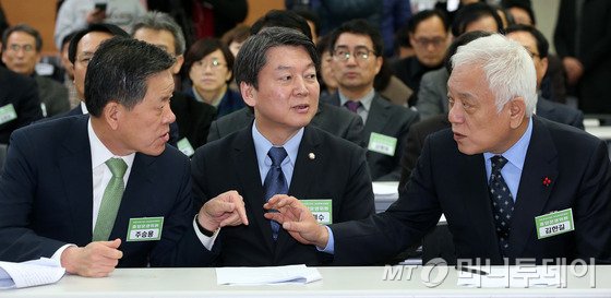 국민의당 주승룡 원내대표(왼쪽부터), 안철수 인재영입위원장, 김한길 상임부위원장이 1일 오후 서울 마포구 중부여성발전센터 강당에서 열린 중앙운영위원회의에서 논의하고 있다. 2016.2.1/뉴스1  <저작권자 &copy; 뉴스1코리아, 무단전재 및 재배포 금지>