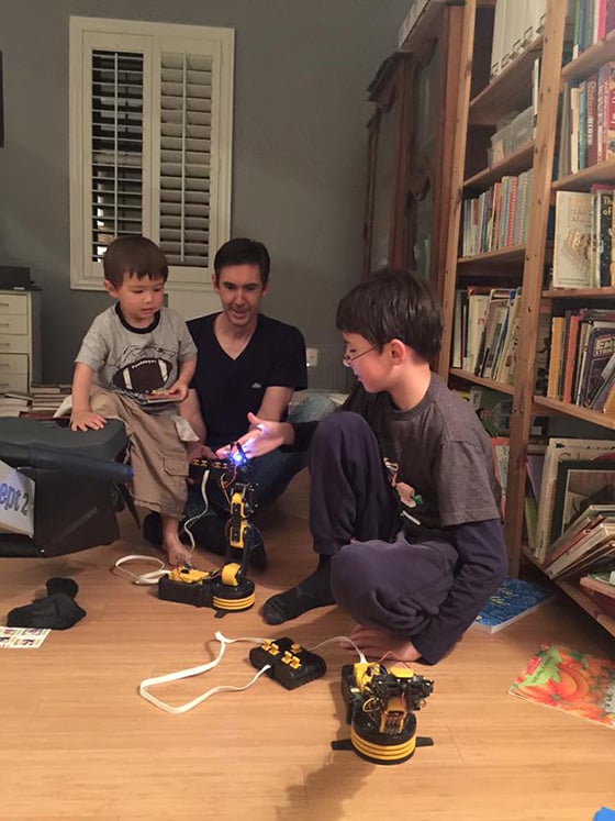실리콘밸리 아이들은 코딩이 생활 그 자체이다. 전기공학 세트로 로봇 팔을 만들고 있는 이진씨의 조카들./사진제공=이진