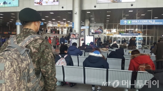 북한이 미사일 발사 도발을 감행한 7일 오전 한 군인이 서울 전농동 청량리역 대합실에서 관련 뉴스를 시청하고 있다. /사진=권혜민 기자