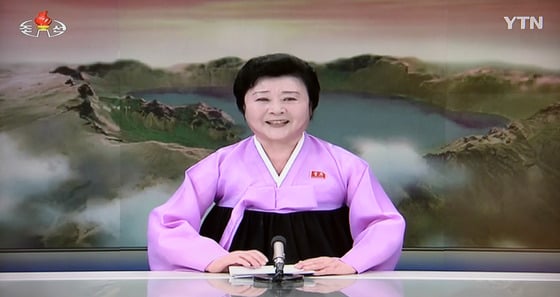 북한이 7일 장거리 미사일을 발사했다. 조선중앙TV 리춘희 아나운서가 이날 낮 12시30분 경 북한의 미사일 발사 소식을 전하고 있다. /사진=뉴스1(YTN화면 캡쳐)
