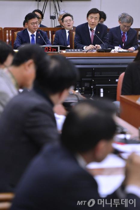 윤병세 외교부 장관(오른쪽)이 8일 오후 서울 여의도 국회에서 열린 외교통일위원회 긴급 현안보고에서 의원들의 질의에 답하고 있다.왼쪽은 홍용표 통일부 장관. /사진=뉴스1