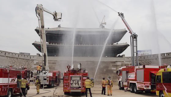 서울 중부소방서 대원들이 지난해 10월26일 오후 서울 중구 숭례문에서 문화재 화재발생시 신속한 화재진압을 위해 문화재 합동 화재진압훈련을 실시하고 있다. / 사진=뉴스1