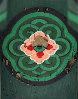 감사원이 2014년 5월 '문화재 보수 및 관리실태' 감사결과를 발표하고 국보 1호인 숭례문에 대한 재시공을 통보했다. 숭례문 내부에서 바라본 단청 곳곳이 떨어져 나가거나 벗겨져 있다. 감사원은 공사관리를 부실하게 한 복구단장 등 5명에 대해 징계를 요구하고 부실시공을 한 업체와 소속 기술자에 대해 영업정지와 자격정지를 각각 조치하도록 관계기관에 통보했다. /사진=뉴스1