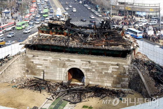 2008년 2월10일 당시 방화로 처참하게 전소된 국보1호 숭례문. / 사진=임성균 기자