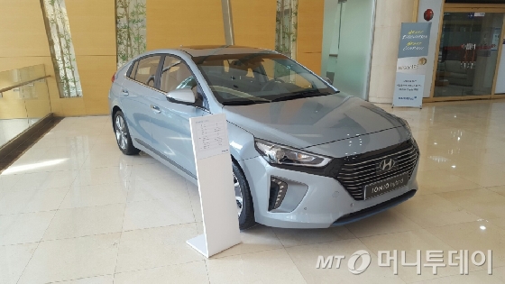 지난 3일부터 서울 강남구 역삼역 인근에 위치한 현대모비스 사옥 건물 1층에서 전시되고 있는 현대자동차 '아이오닉 하이브리드'의 모습./사진=박상빈 기자