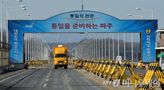 10일 오후 경기도 파주시 통일대교에서 화물차량이 나오고 있다. 북한의 장거리 미사일 발사 실험과 관련해 우리 정부가 개성공단 폐쇄를 발표했다. /사진=뉴스1