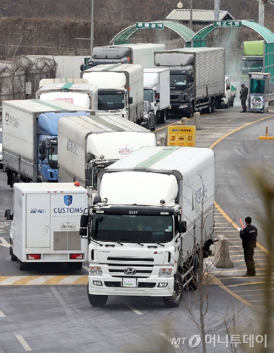 북한의 장거리 미사일 발사 등 연이은 군사 도발에 정부가 개성공단 운영을 전면중단에 따른 철수 첫날인 11일 오후 경기 파주시 남북출입사무소에서 개성공단을 출발한 차량이 입경하고 있다.