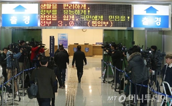 11일 오전 경기 파주시 남북출입사무소에서 개성공단 기업 관계들이 출경하고 있다.