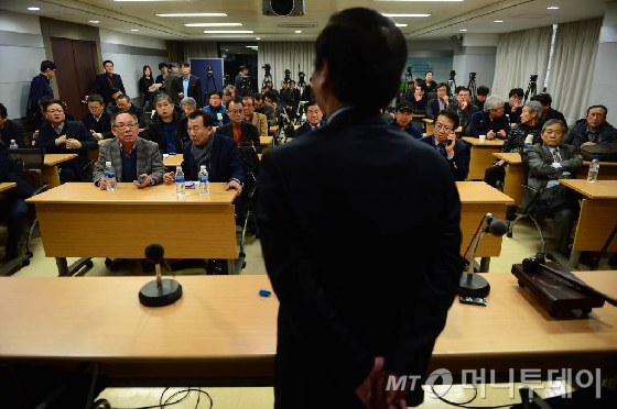 정부가 ‘북한 장거리 로켓 발사‘로 인해 개성공단 운영을 전면 중단한다고 발표한지 하루가 지난 11일 오후 서울 영등포구 여의도 중소기업중앙회 중회의실에서 열린 개성공단기업협회 긴급 이사회에서 정기섭 개성공단기업협회장이 '북한, 개성공단 남측인원 전원추방, 남측자산 동결' 소식을 참석자들에게 전달하고 있다.