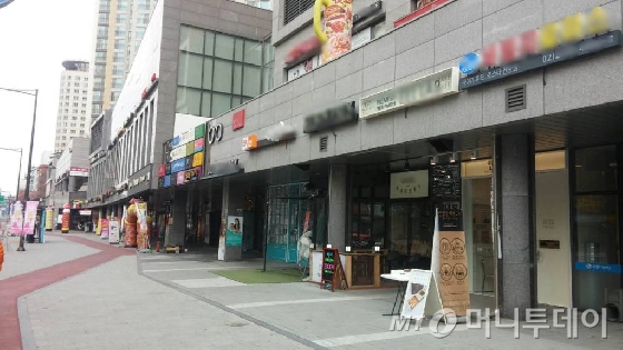지난해 입주한 서울의 한 뉴타운 단지내 상가. 1700가구가 넘는 대단지지만  개인이 운영하는 유기농 빵집이 먼저 자리를 잡은 관계로 이 아파트의 단지내 상가에서는 대형 프랜차이즈 빵집을 찾아볼 수 없다. / 사진=민동훈 기자